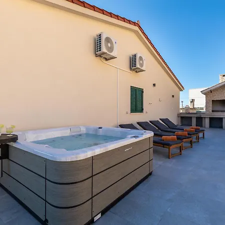 Апартаменти Hills Luxury Penthouse 229 M2, Panoramic Wrap Terrace, Jacuzzi,bbq