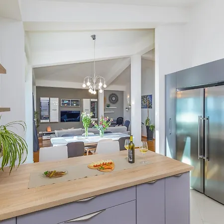 Apartment Hills Luxury Penthouse 229 M2, Panoramic Wrap Terrace, Jacuzzi,bbq